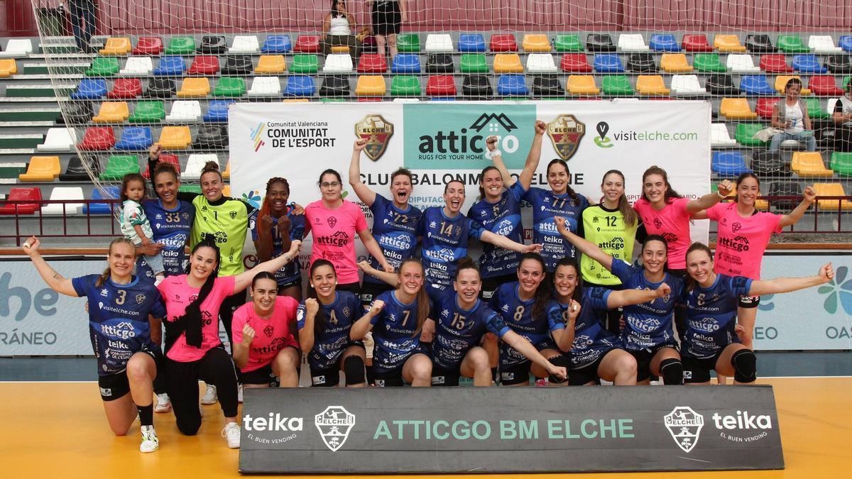 El Atticgo Elche celebra su victoria en la ida de la final por 22-20