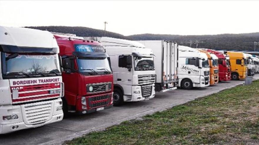 Sis hores amb els camions aparcats a la frontera per la prohibició de pas a França