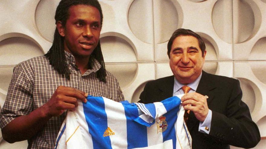 Lendoiro posa con Emerson en su presentación como jugador del Dépor en el verano de 2000. |  // LOC