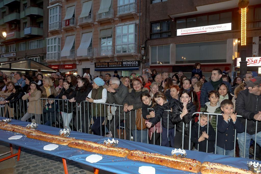 Todas las imágenes del roscón de Reyes gigante de Cartagena 2025
