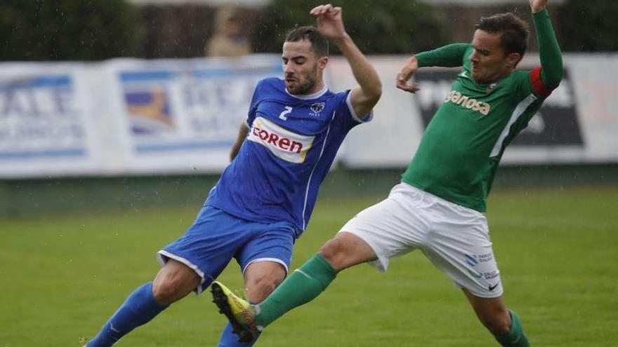 Un jugador del Porriño y otro del Ferrol luchan por el balón. // Ricardo Grobas