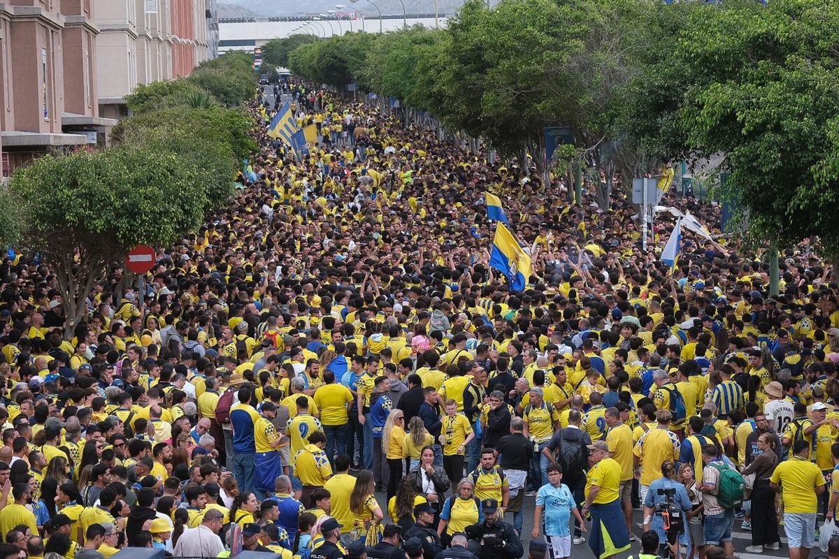 UD Las Palmas: bajada de la guagua por Fondos de Segura