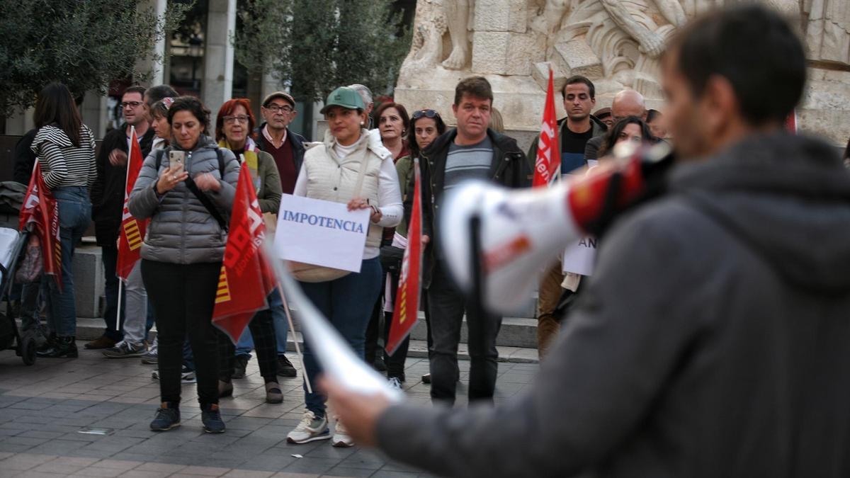 Concentración de trabajadores de Afanias Castellón por los impagos