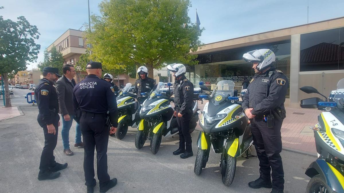 El alcalde, con agentes y las nuevas motos