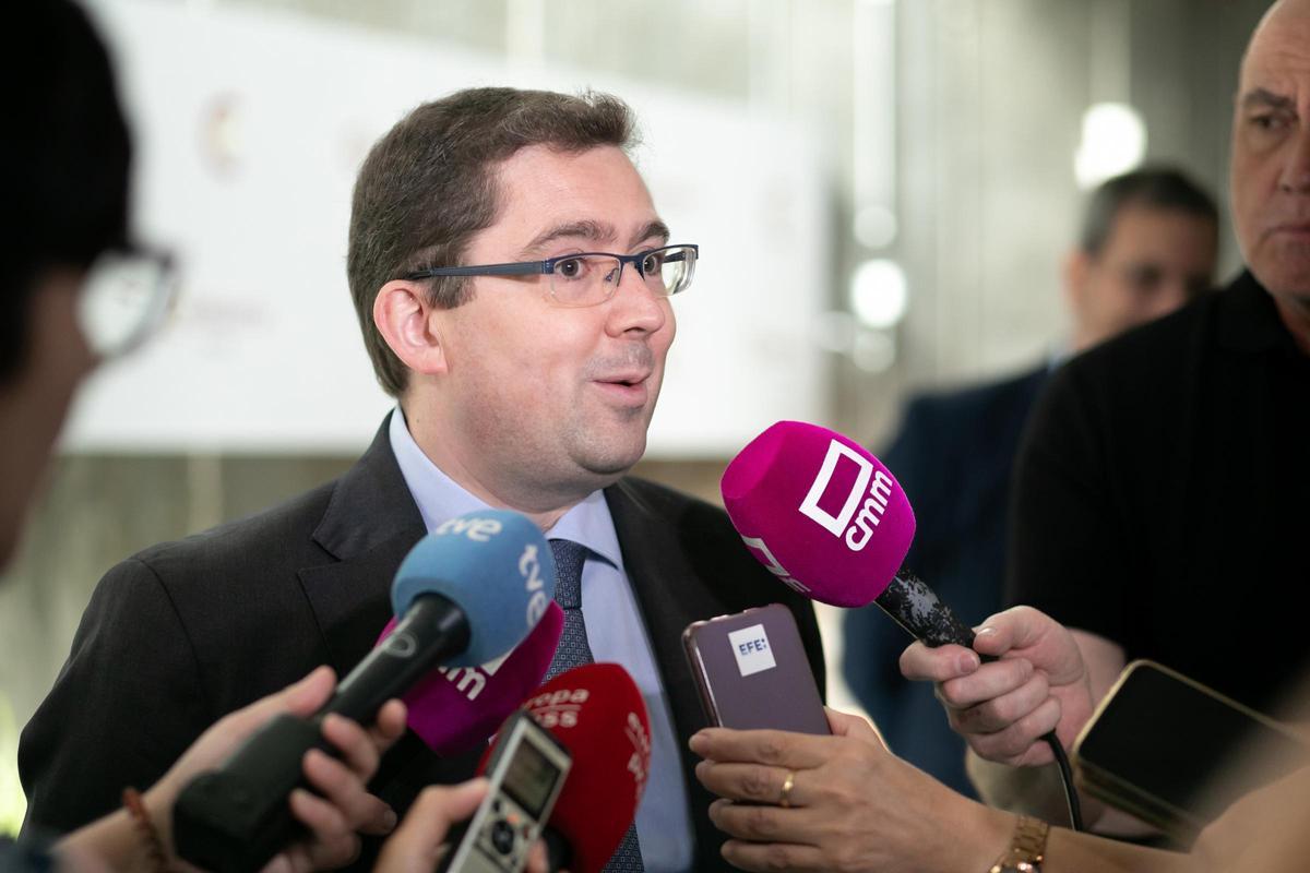 Archivo - El director general de Economía y Estadística del Banco de España, Ángel Gavilán, atiende a los medios en Toledo.