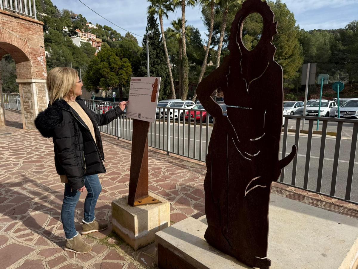 La alcaldesa Tusón en la señalización con braille.