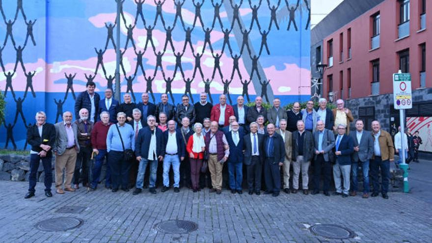 Foto de familia de la primera pomoción de Magisterio de la ULL.