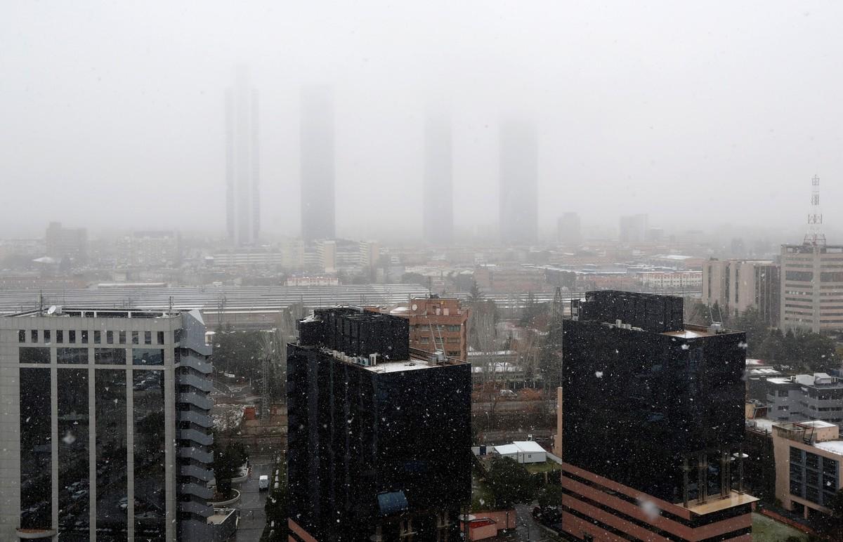 GRAF5074  MADRID  05 02 2018 - Vista del distrito financiero Cuatro Torres Business Area  situado en el Paseo de la Castellana  donde se aprecia una manana nublada con nevadas debiles  con unas temperaturas mazimas de 5  y minimas de 3   La AEMET situa la cota de nieve entre los 500 y los 700 metros  aunque las precipitaciones seran debiles y dispersas  El temporal de nieve continua complicando la circulacion en toda Espana  con centenares de carreteras afectadas y una treintena de provincias en alerta por nevadas  una situacion que se alargara en los proximos dias con la llegada de un nuevo frente frio  Ningun puerto de la Comunidad de Madrid necesita cadenas para circular  aunque en los de Morcuera y Navafria estan en nivel de  Precaucion  porque hay maquinas quitanieves trabajando  EFE  Angel Diaz