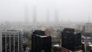 GRAF5074  MADRID  05 02 2018 - Vista del distrito financiero Cuatro Torres Business Area  situado en el Paseo de la Castellana  donde se aprecia una manana nublada con nevadas debiles  con unas temperaturas mazimas de 5  y minimas de 3   La AEMET situa la cota de nieve entre los 500 y los 700 metros  aunque las precipitaciones seran debiles y dispersas  El temporal de nieve continua complicando la circulacion en toda Espana  con centenares de carreteras afectadas y una treintena de provincias en alerta por nevadas  una situacion que se alargara en los proximos dias con la llegada de un nuevo frente frio  Ningun puerto de la Comunidad de Madrid necesita cadenas para circular  aunque en los de Morcuera y Navafria estan en nivel de  Precaucion  porque hay maquinas quitanieves trabajando  EFE  Angel Diaz