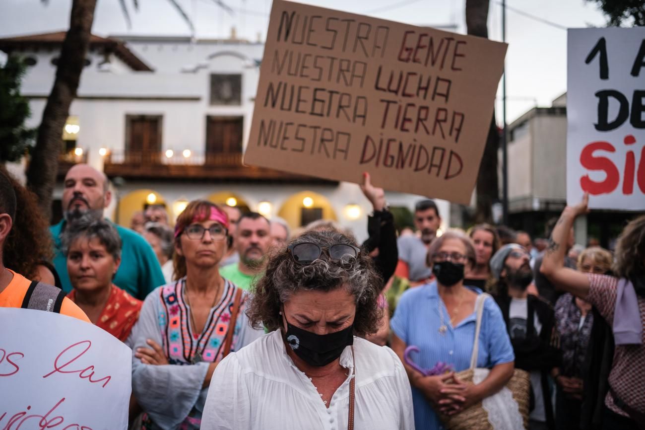 Protesta un año después de la erupción del volcán