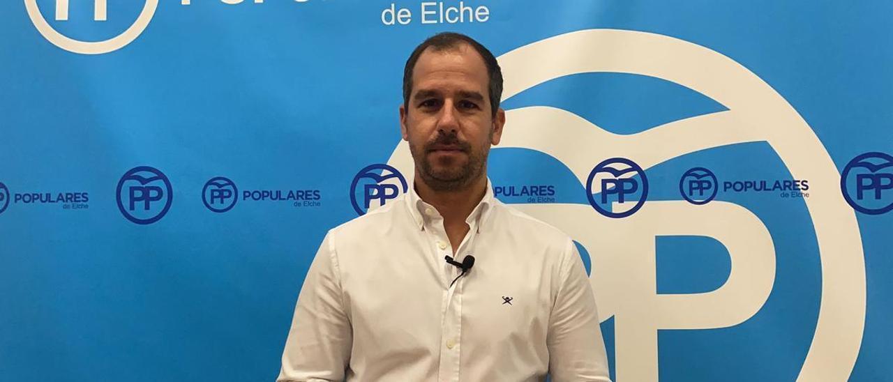 José Navarro, concejal del PP, ha pedido la comparecencia hoy de la edil socialista Puri Vives en el pleno de Elche