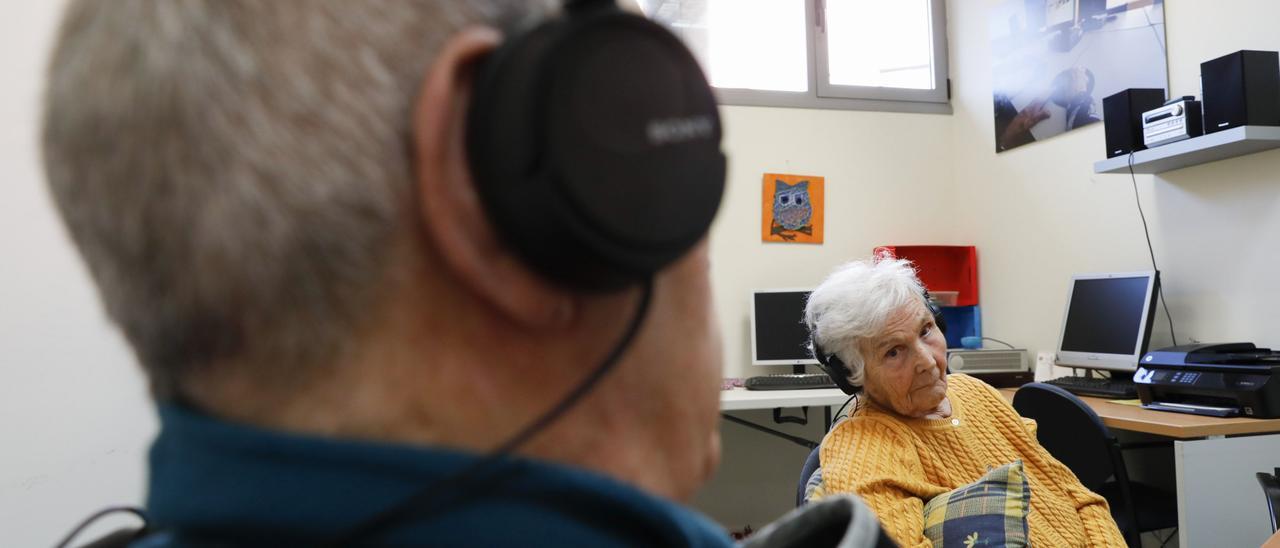 Pacientes con alzheimer, en una sesión de estimulación.