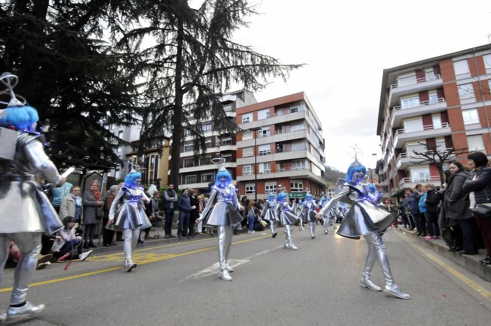 Participantes en el desfile del Antroxu en Pola de Lena.