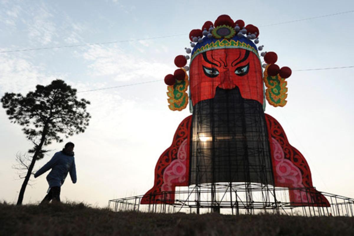 Una dona camina a prop d’una instal·lació d’un festival d’art a Hefei (Xina).