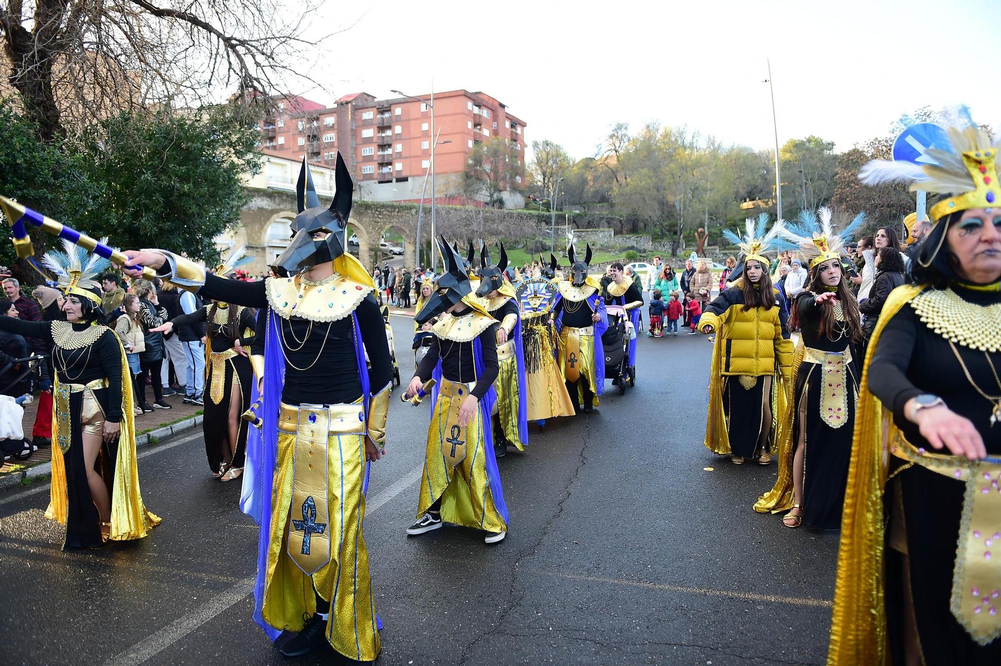 GALERÍA | El desfile de Carnaval de Plasencia desafía a la lluvia