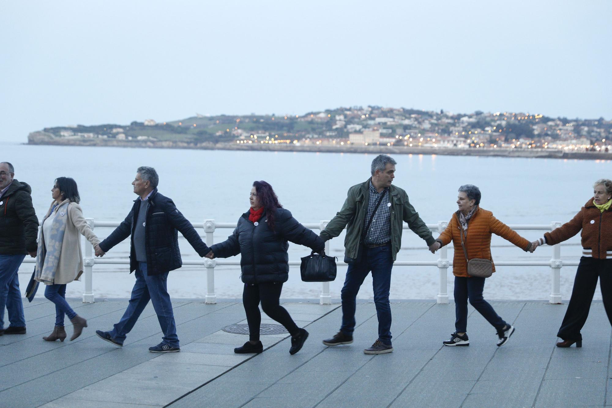 En imágenes: Así fue la cadena humana contra el racismo y la xenofobia que se organizó en Gijón