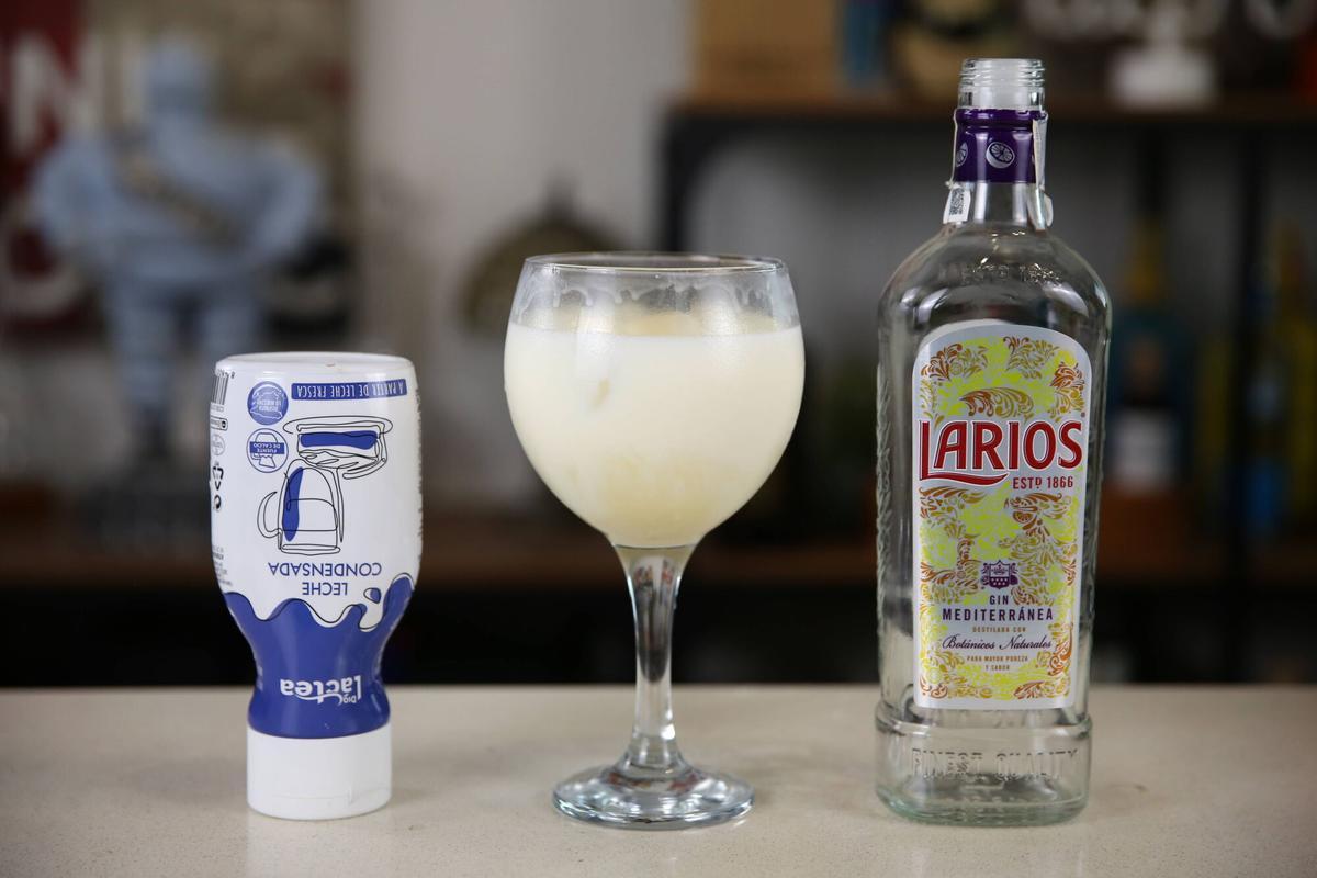 Barcelona 29/10/2025 Sergio Estévez, Lo Catamos en redes. Se ha hecho viral probando mezclas imposibles. El estudio y las bebidas están en su casa, en Cabrils. Ginebra Larios con leche condensada, anís con yoghur, y Nutella con ron de coco. FOTO ELISENDA PONS