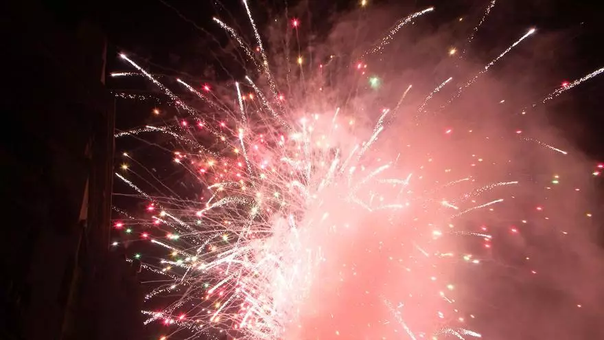 Alicante da la bienvenida a su semana grande con L’ Arribada del Foc