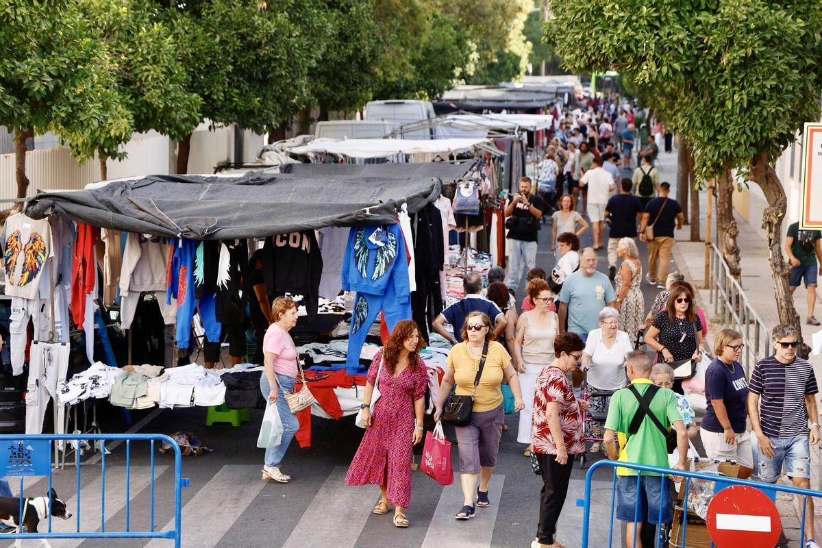 Gran expectación en un renovado mercadillo de Sector Sur