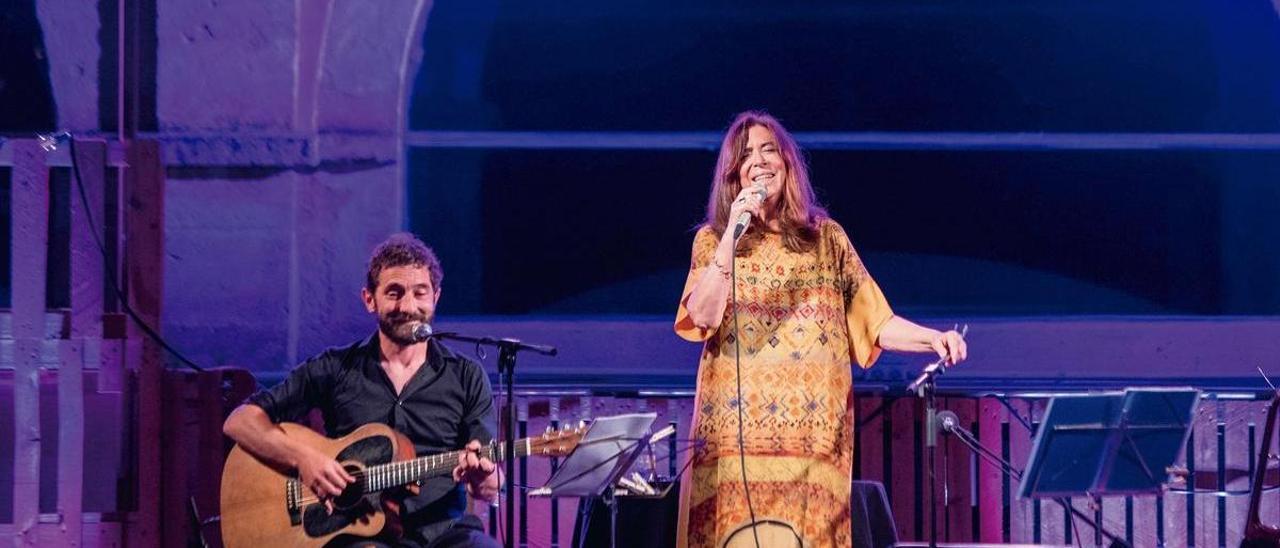 Maria del Mar Bonet y Borja Penalba, durante un concierto