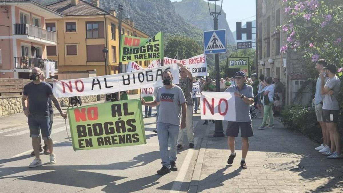 Una de las manifestaciones en Arenas contra la planta de biogás prevista en la localidad cabraliega.