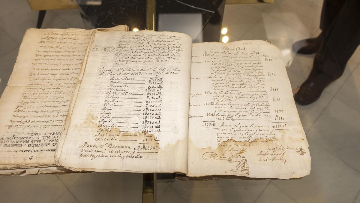 El cronista oficial de la Región de Murcia y de Caravaca, José Antonio Melgares, ha realizado la donación de varios documentos, entre ellos  el libro de fábrica de la Compañía de Jesús de esta ciudad, de 1699 a 1767