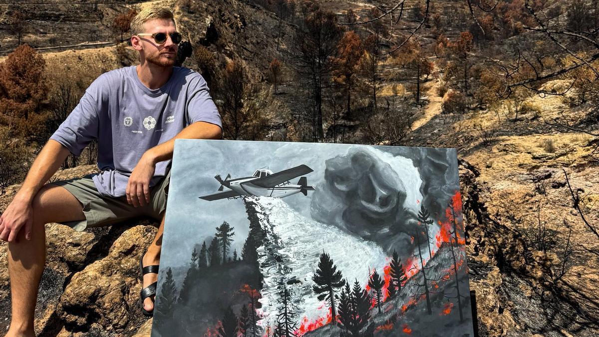 Víctor Fernández junto a su última obra, una crítica social por todo lo que rodea a los incendios forestales.