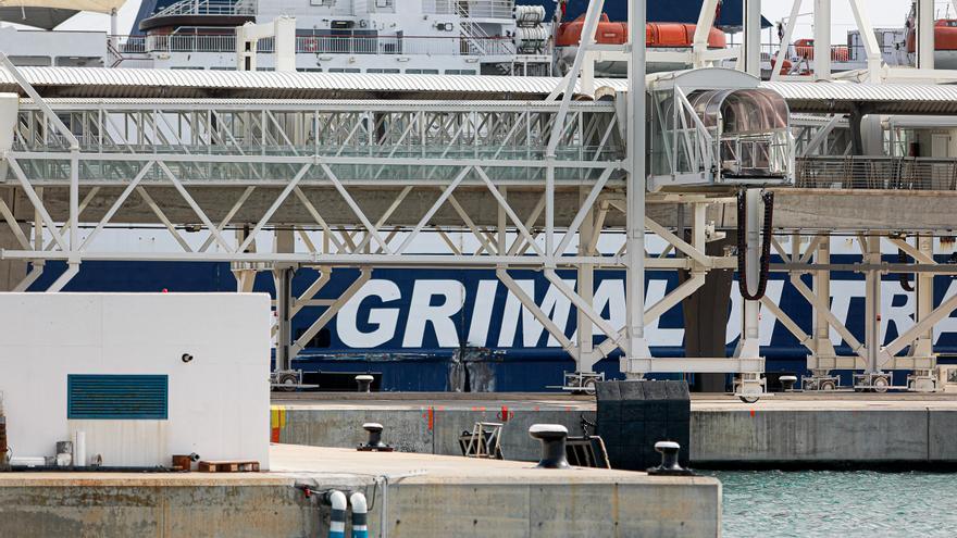 Un ferri de pasajeros choca contra un muelle del puerto de Ibiza por el fuerte viento