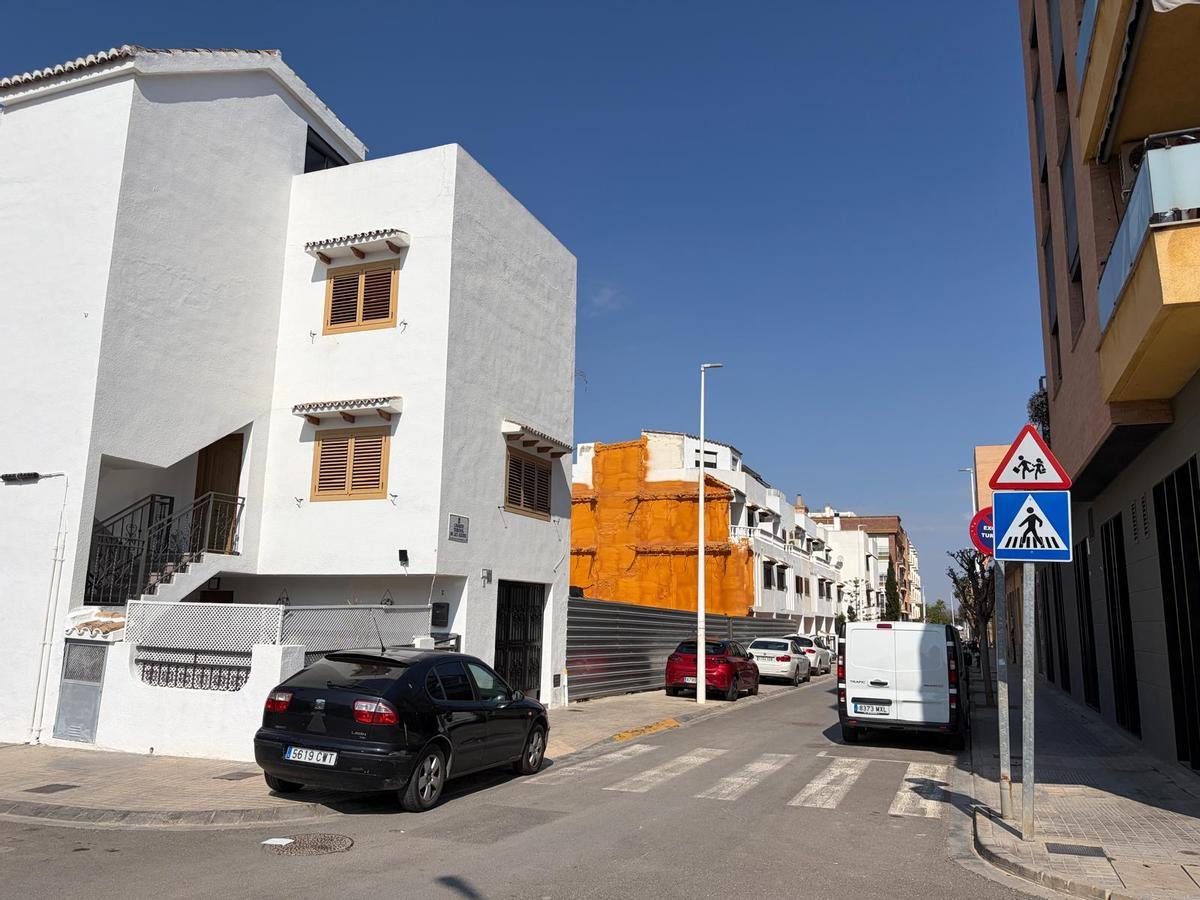 El hueco dejado por los adosados derribados en Catarroja.