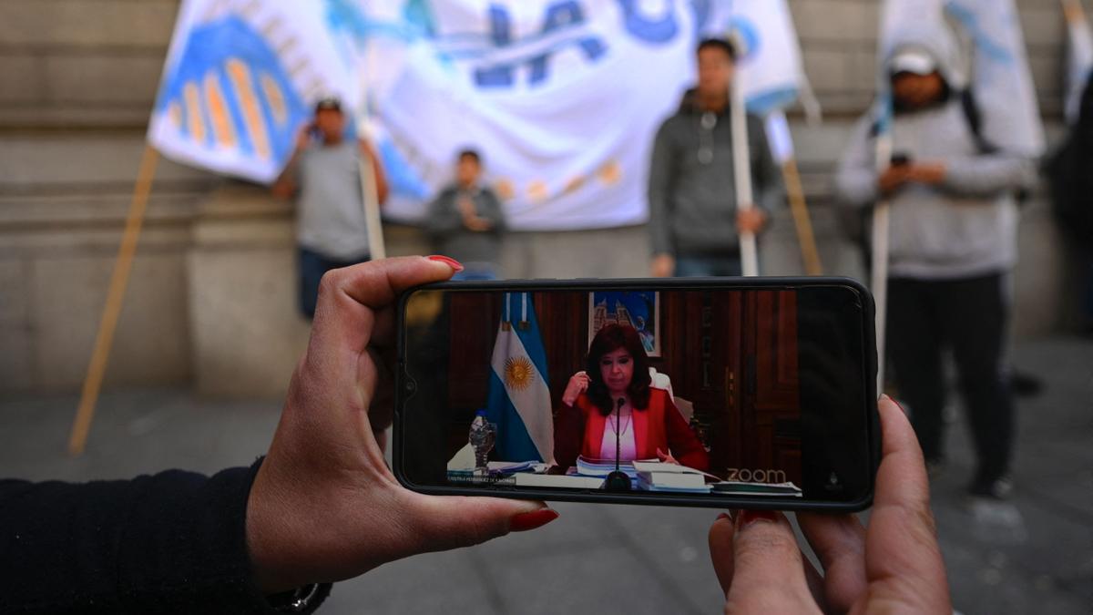 Un simpatizante de Cristina Fernández de Kirchner sigue su alegato en el juicio, este viernes en Buenos Aires.