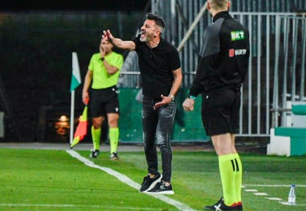 Iván Ania, en un partido del Córdoba dando instrucciones.