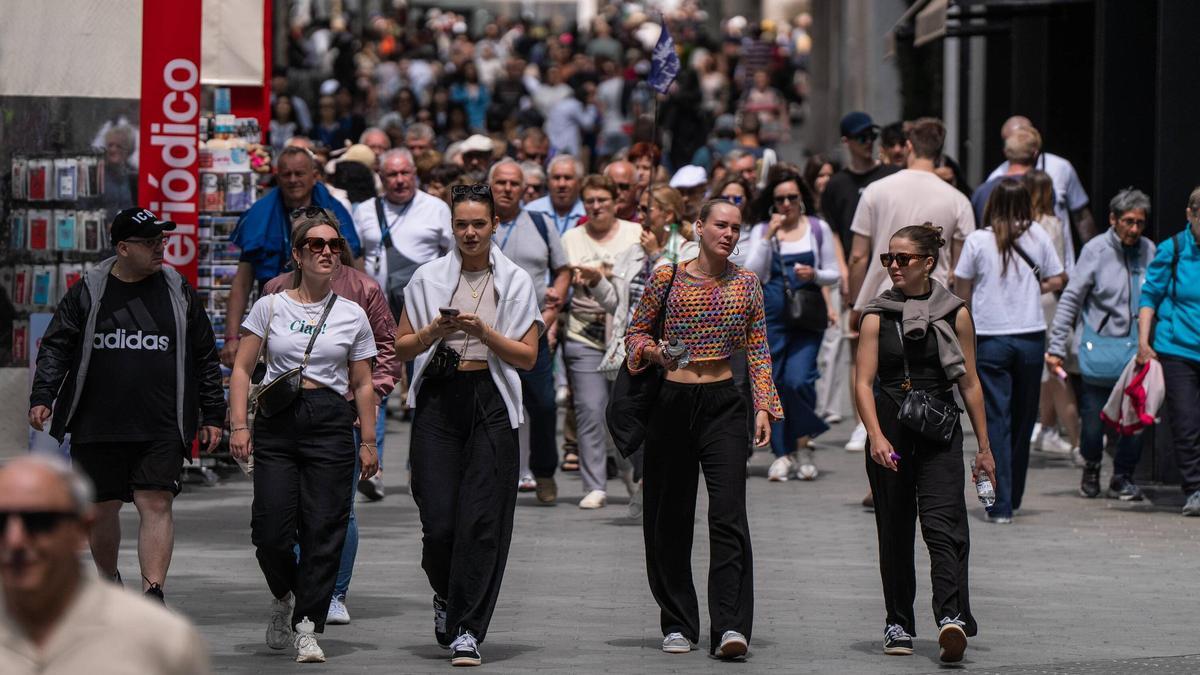 Compradores recorriendo el paseo de Gràcia esta semana.