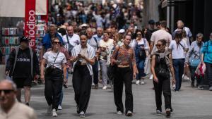 Compradores recorriendo el paseo de Gràcia esta semana.