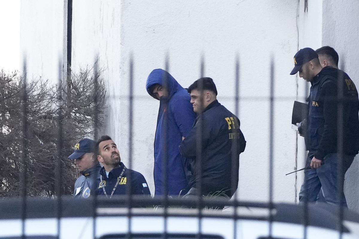 La policía escolta al jugador de rugby francés Hugo Auradou, centro, en Buenos Aires, Argentina, el jueves 11 de julio de 2024.