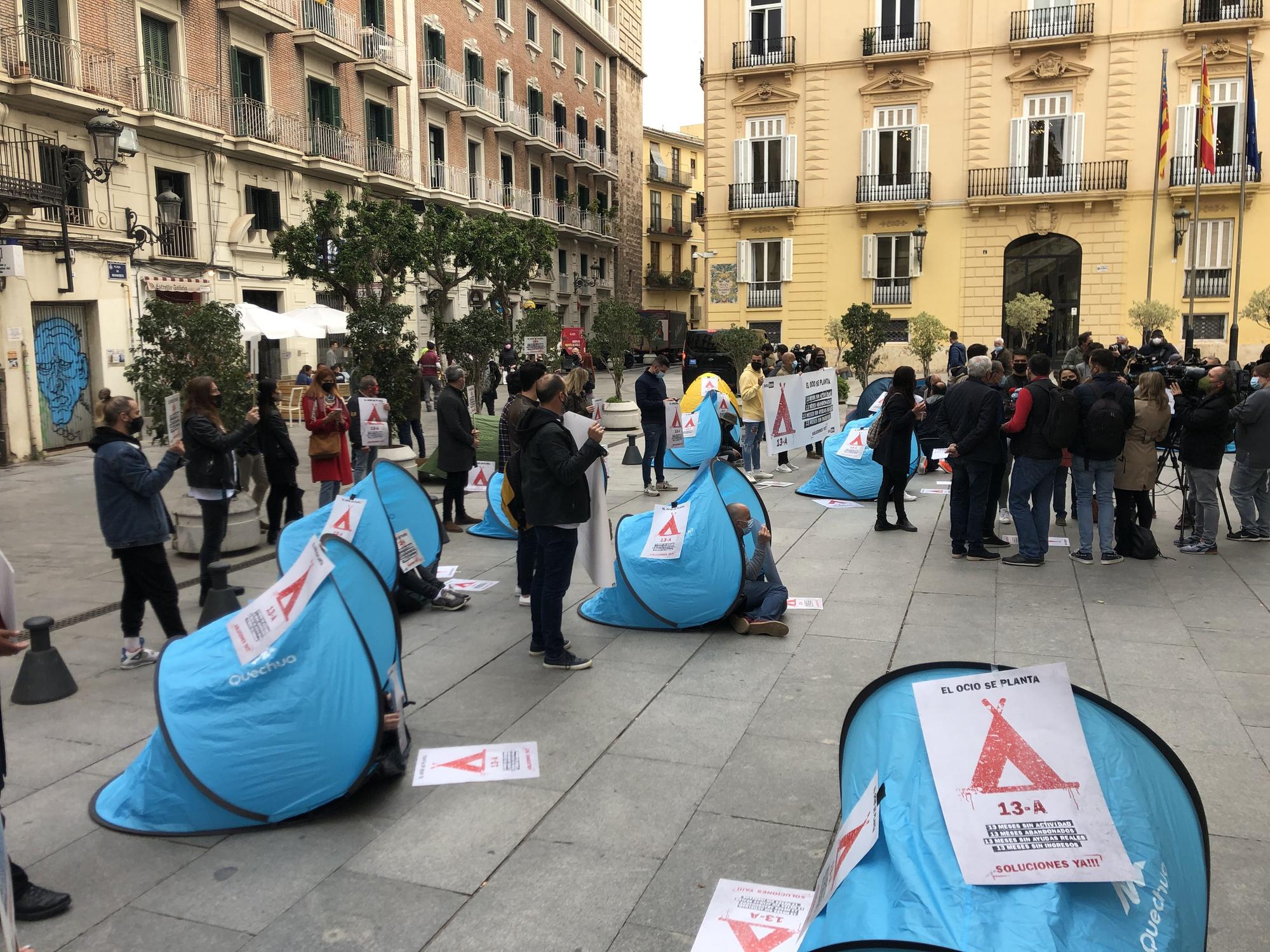 El ocio nocturno de Castellón acampa ante la Generalitat para exigir un plan de choque