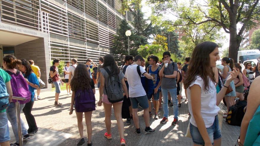 Alumnes de Batxillerat, en una pausa de la selectivitat l&#039;any passat