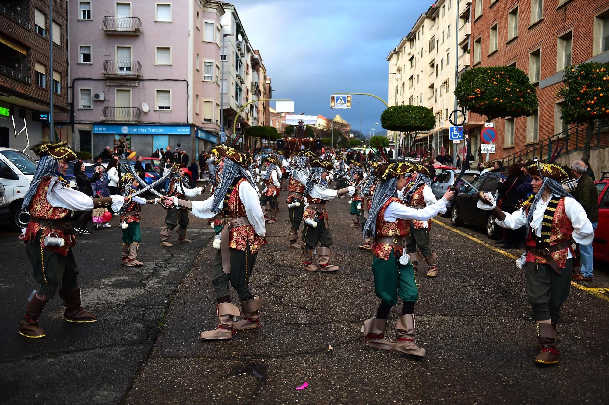 GALERÍA | El desfile de Carnaval de Plasencia desafía a la lluvia