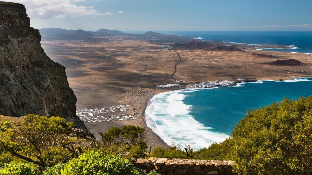 La playa volcánica de portugal donde se puede nadar hasta en invierno