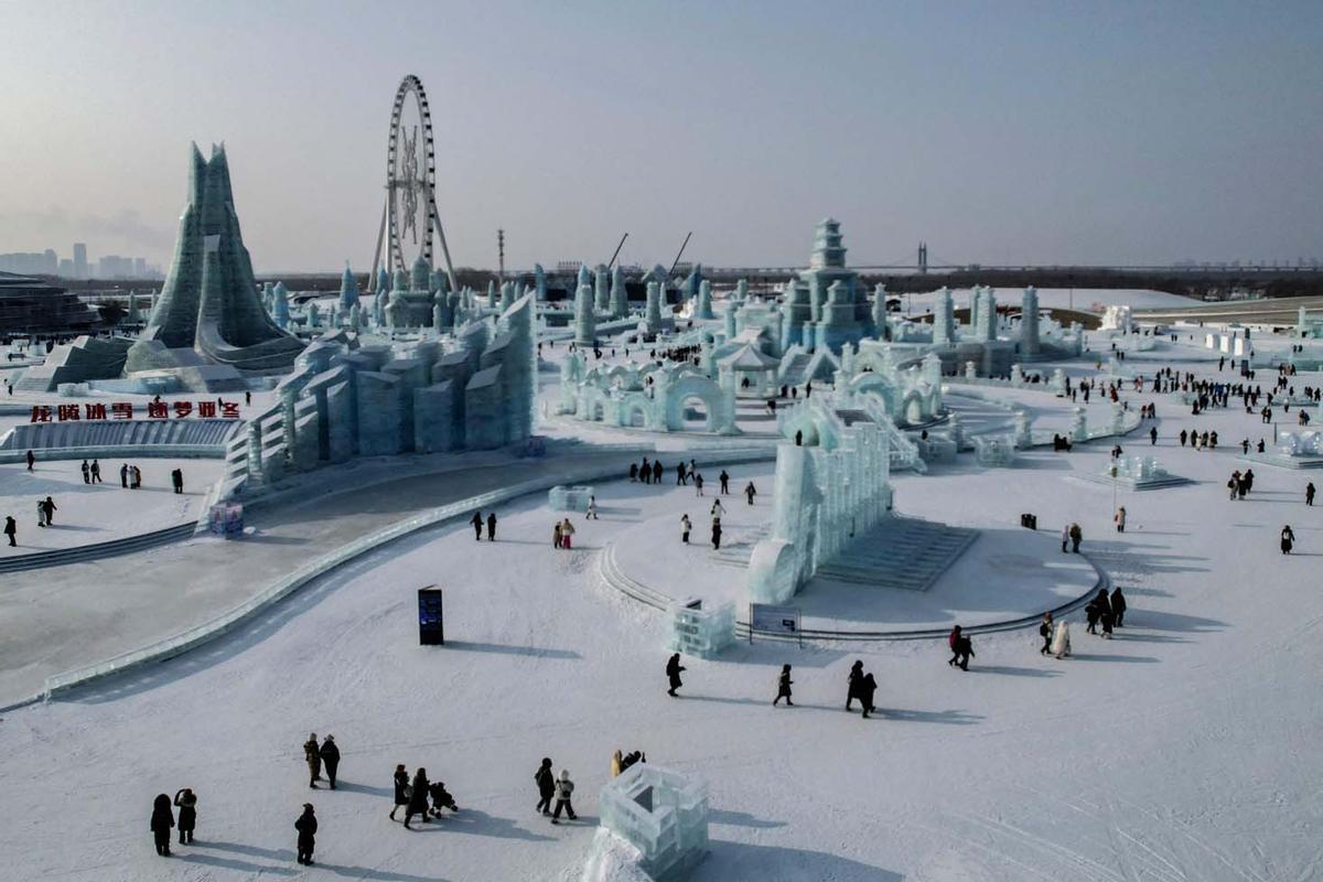 Esculturas y castillos de nieve en festivales de hielo de Moscú y  Heilongjiang, en el norte de China