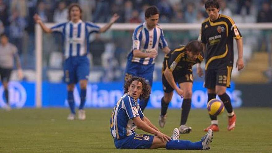 Guardado, en el césped tras recibir una falta en la temporada 2007-08. / carlos pardellas
