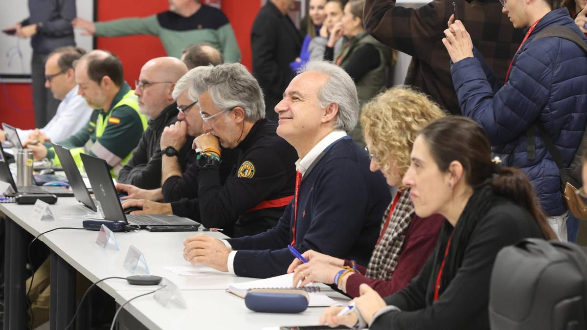 El alcalde de Utiel, Ricardo Gabaldón, en el centro sonriendo, en una imagen captada en la primera reunión del Cecopi con alcaldes, el 21 de enero.