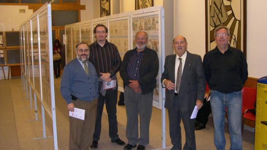 Los organizadores posan frente a los paneles expositores, ayer en el centro parroquial