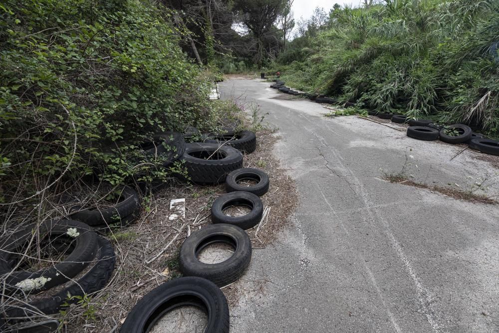 Troben 2.500 pneumàtics abandonats en un antic circuit de karts a Tossa