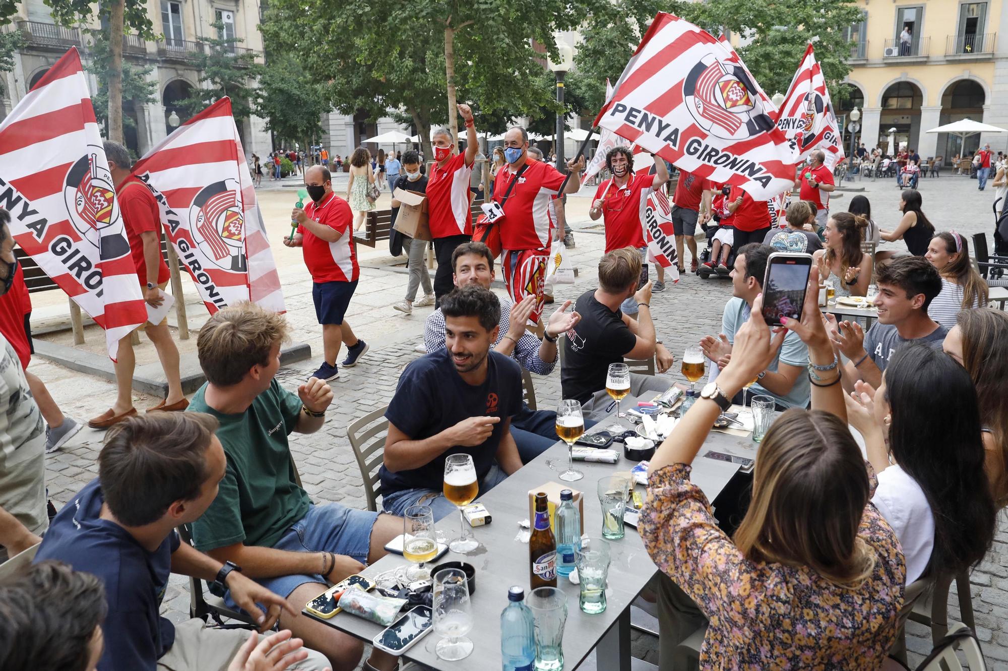 La Penya Gironina fa ambient a la plaça Independència