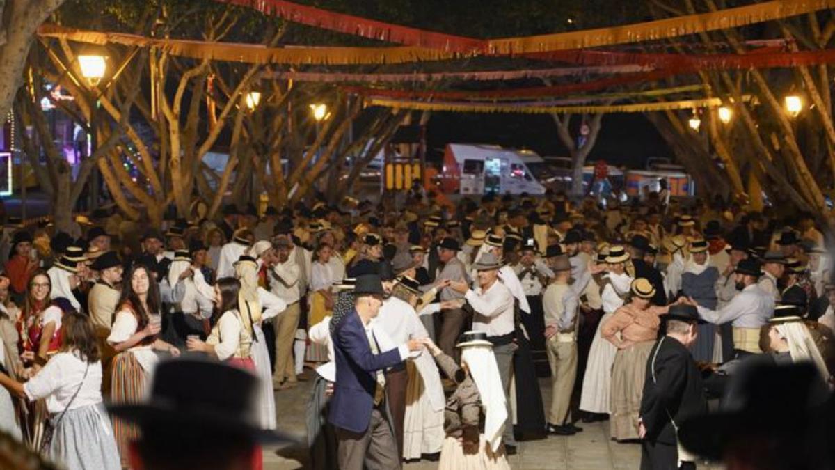 Gran ambiente en el Baile de Magos de Valle San Lorenzo