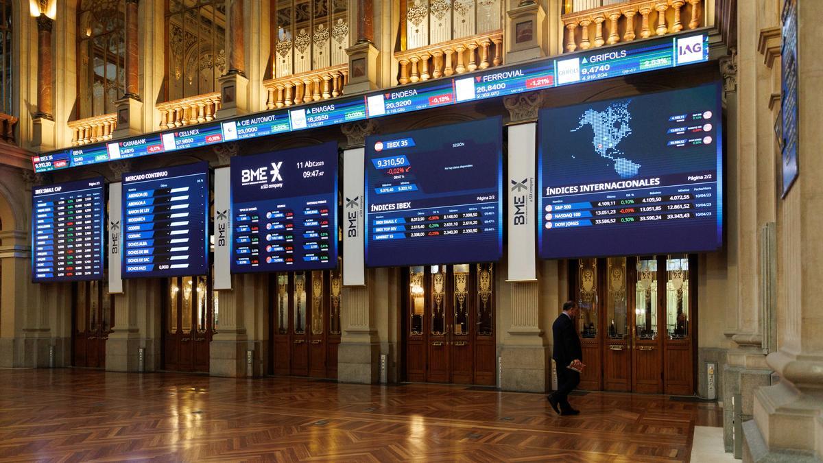 Varios paneles del IBEX 35 en el Palacio de la Bolsa de Madrid.