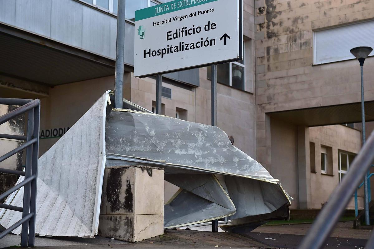 Fotogalería | Un tornado arrasa la zona del aparcamiento del hospital Virgen del Puerto de Plasencia