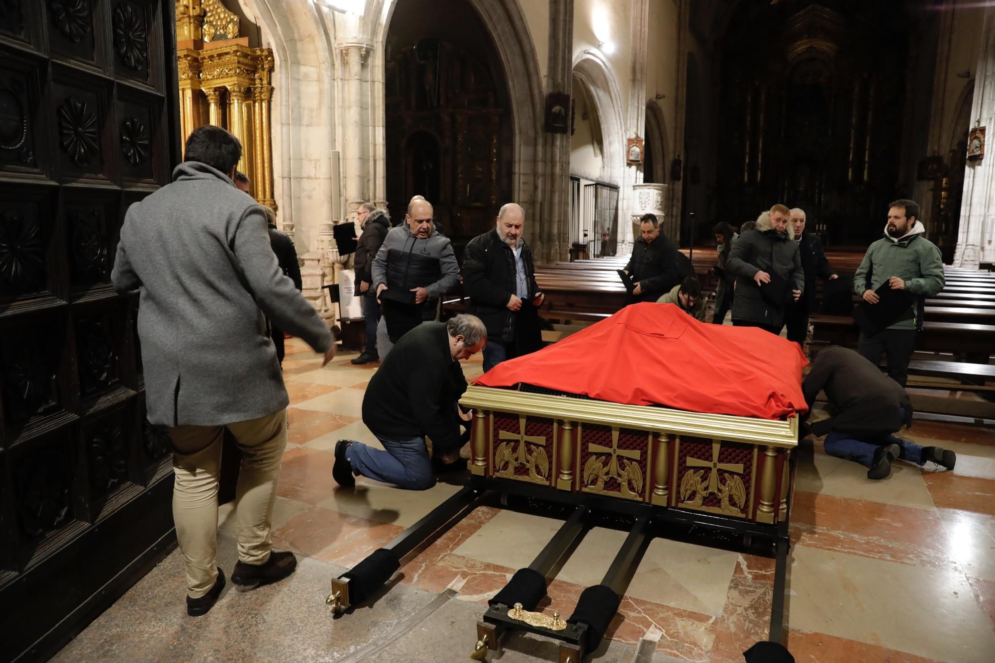 EN IMÁGENES: La Hermandad y Cofradía de Nuestro Padre Jesús Nazareno de Oviedo ya se prepara para la Semana Santa