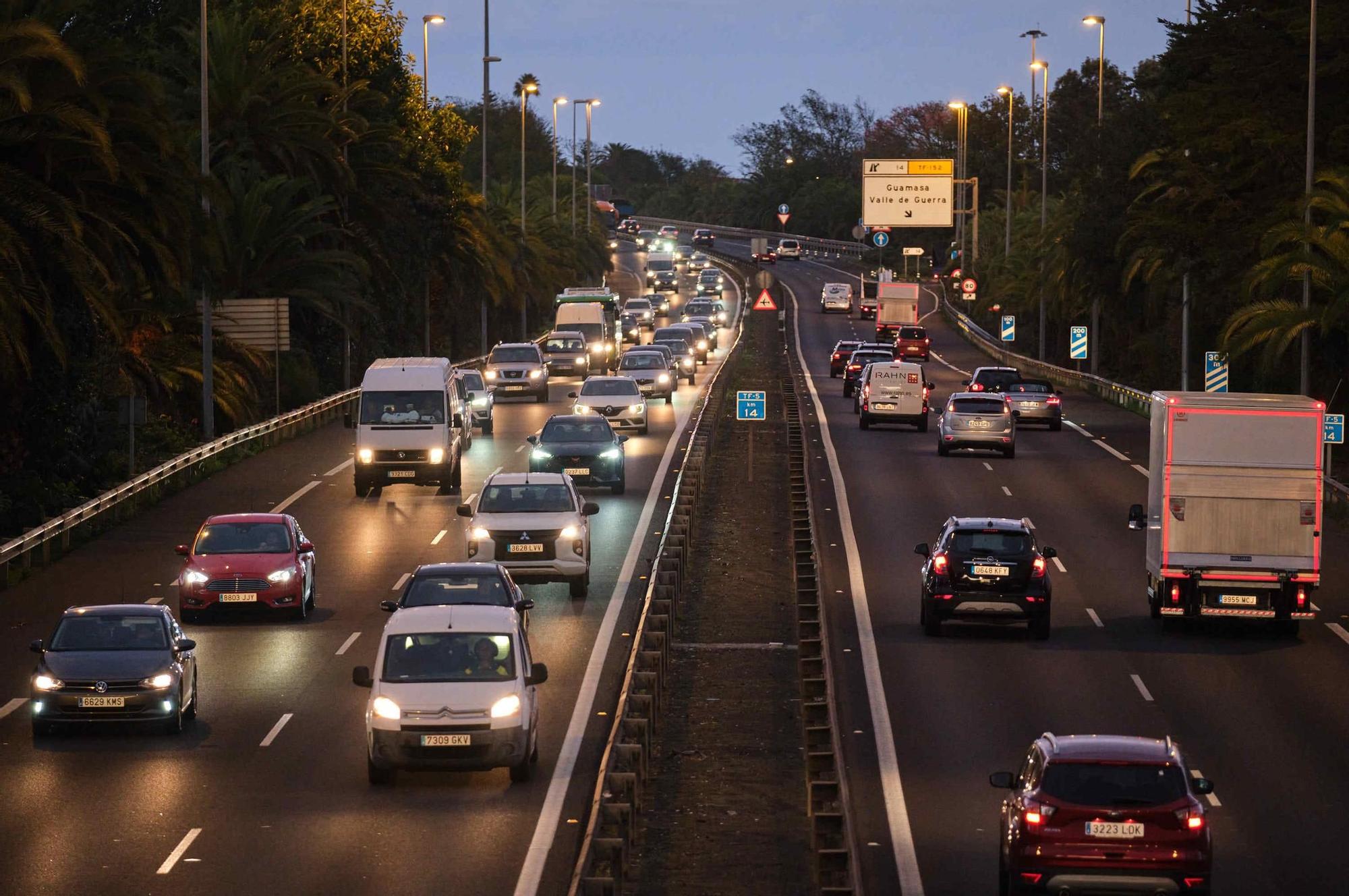 Colas en Tenerife el primer día de cortes en la autopista