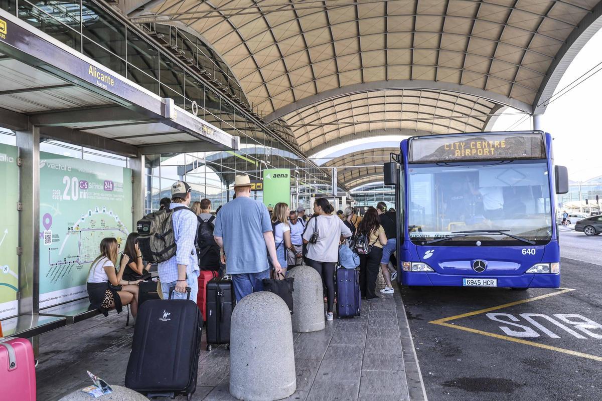 Mejoras en el autobús al aeropuerto para combatir la escasez de taxis y la falta de conexión ferroviaria